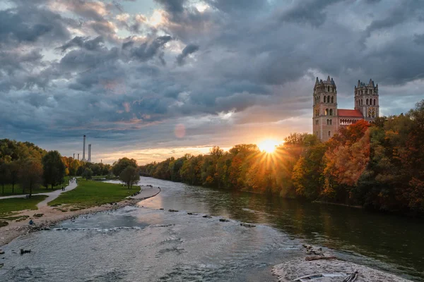 Río Isar, parque e iglesia de San Maximiliano desde el puente de Reichenbach. Munchen, Baviera, Alemania. — Foto de Stock