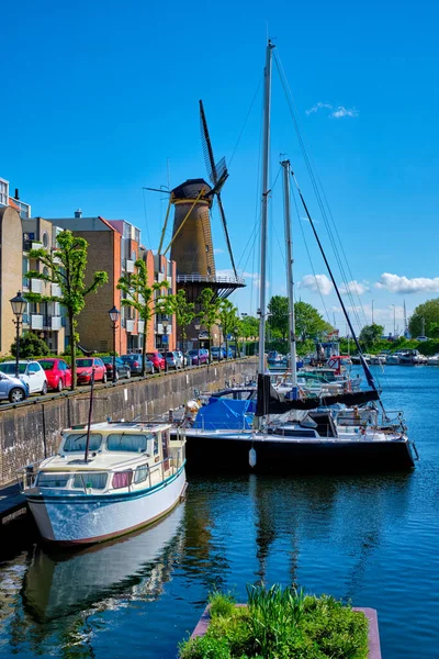 Vista do porto de Delfshaven e da antiga fábrica de grãos De Destilleerketel. Roterdão, Países Baixos — Fotografia de Stock
