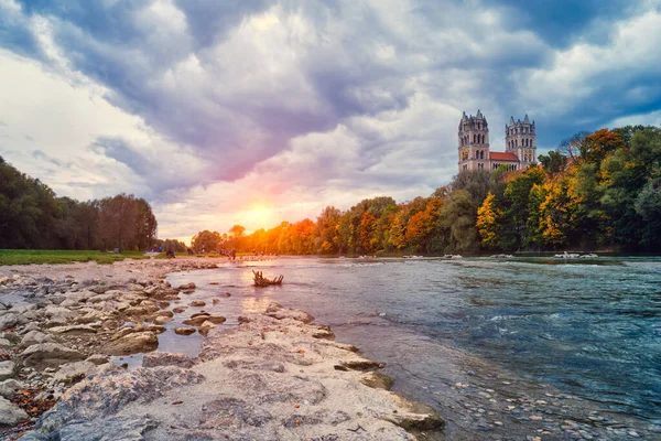 Rio Isar, parque e igreja de São Maximiliano a partir da Ponte Reichenbach. Munchen, Baviera, Alemanha. — Fotografia de Stock