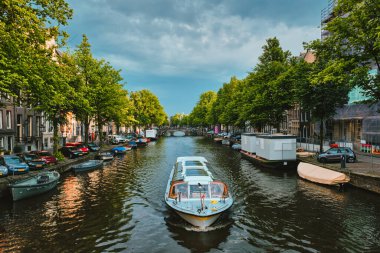 Amsterdam Manzarası - Boad, bridge ve eski evleri olan kanal