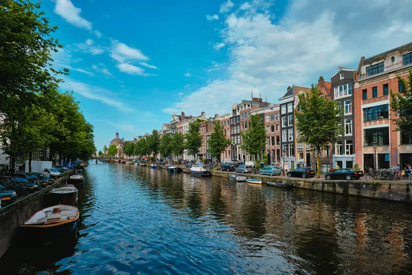Singel kanál v Amsterdamu s domy. Amsterdam, Nizozemsko — Stock fotografie