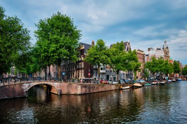 Amsterdam Manzarası - Boad, bridge ve eski evleri olan kanal