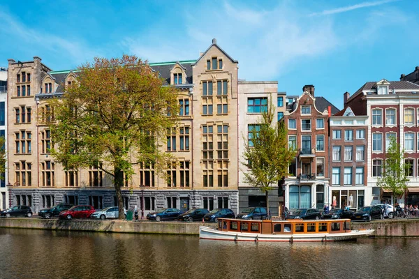 Amsterdam pont sur le canal avec des maisons — Photo