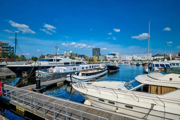 Yachts et bateaux amarrés à Willemdock à Anvers, Belgique — Photo