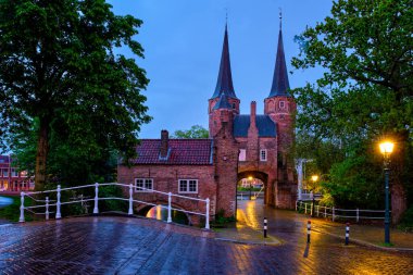 Gece Oostport Doğu Delft Kapısı. Delft, Hollanda