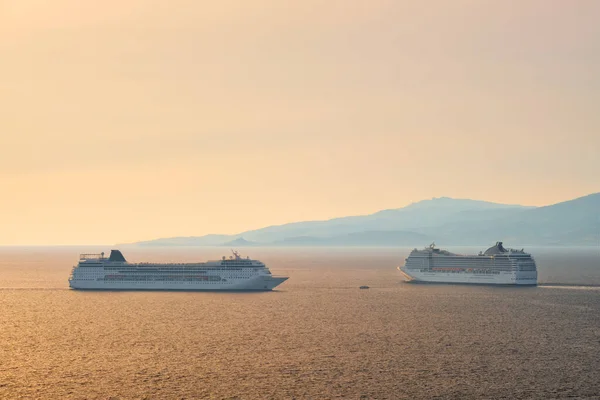 Kryssningsfartyg i Egeiska havet vid solnedgången — Stockfoto
