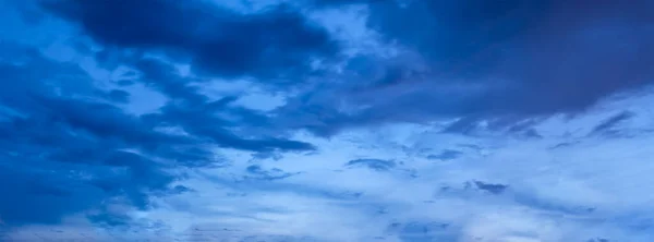 夜の夕暮れ雲と空 — ストック写真