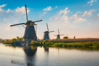 Hollanda 'daki Kinderdijk' te yel değirmenleri. Hollanda