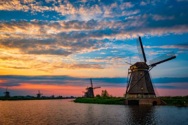 Hollanda 'daki Kinderdijk' te yel değirmenleri. Hollanda