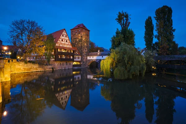 Norymberskie domy miejskie nad rzeką Pegnitz. Norymberga, Frankonia, Bawaria, Niemcy — Zdjęcie stockowe