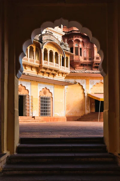 Torbogen in der Festung Mehrangarh. Jodhpur, Rajasthan, Indien — Stockfoto