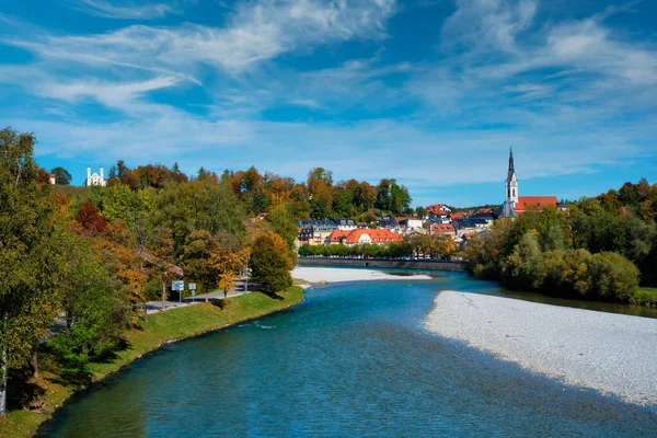 Bad Tolz - pittoresca località turistica in Baviera, Germania in autunno e fiume Isar — Foto Stock