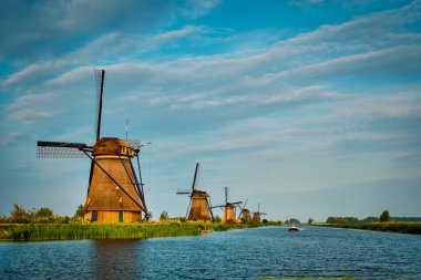 Hollanda 'daki Kinderdijk' te yel değirmenleri. Hollanda