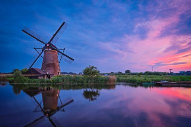Hollanda 'daki Kinderdijk' te yel değirmenleri. Hollanda