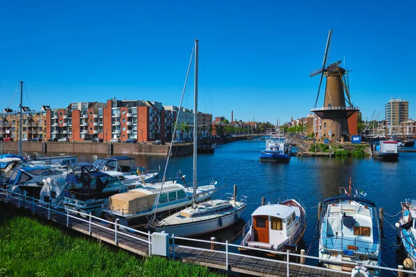 Uitzicht op de haven van Delfshaven en de oude graanmolen De Destilleerketel. Rotterdam, Nederland — Stockfoto