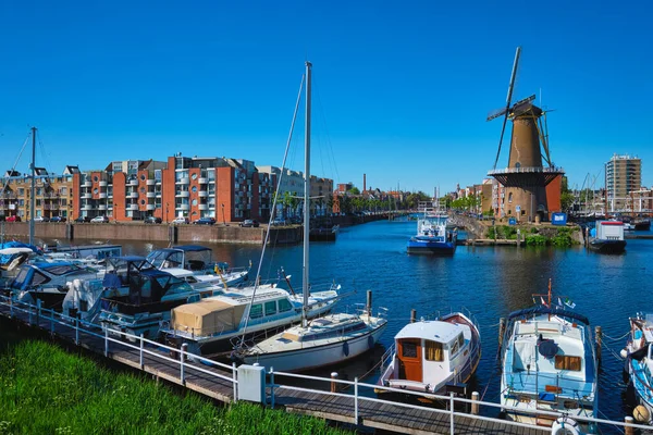 Kilátás a kikötőre Delfshaven és a régi gabona malom De Destilleerketel. Rotterdam, Hollandia — Stock Fotó