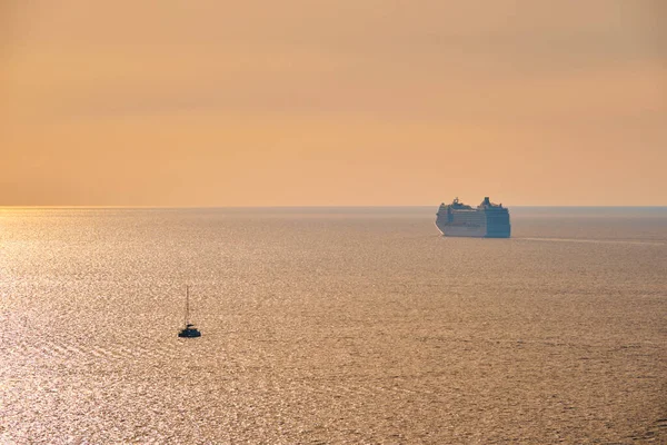 Cruise ship silhouette in Aegean sea on sunset — Stock Photo, Image