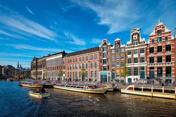 Amsterdam view - kanál s lodí, mostem a starými domy — Stock fotografie