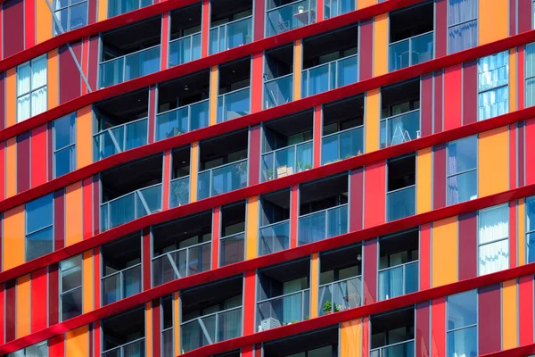 Façade moderne du bâtiment résidentiel avec fenêtres et balcons. Rotterdam — Photo