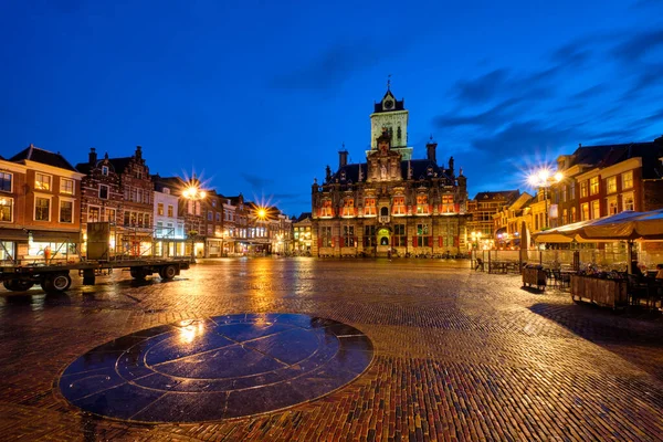 Delft Market Square Markt à noite. Delfth, Países Baixos — Fotografia de Stock