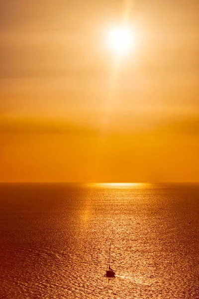 Sílhuetas de iate no mar Egeu ao pôr-do-sol. — Fotografia de Stock