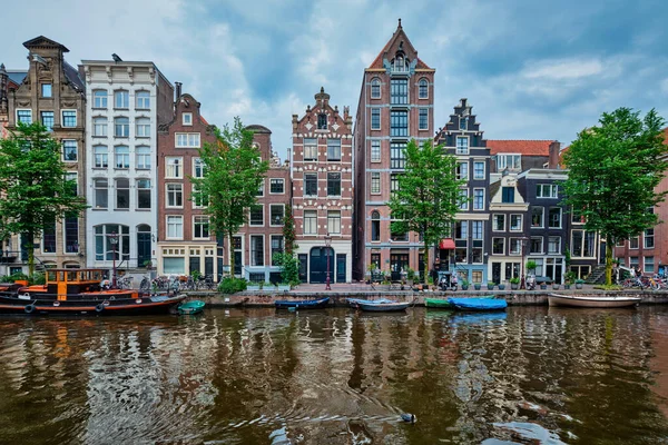 Canale Singel ad Amsterdam con case. Amsterdam, Paesi Bassi — Foto Stock