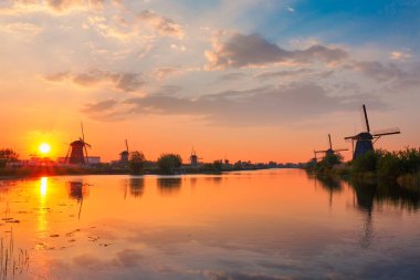 Hollanda 'daki Kinderdijk' te yel değirmenleri. Hollanda