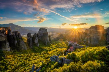 Meteora manastırlarının üzerinde gün batımı