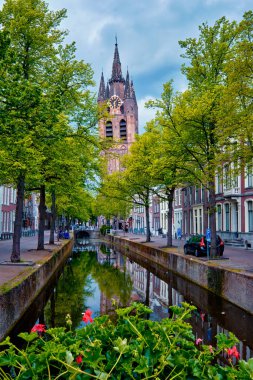 Bisikletli ve arabalı delta kanalı. Delft, Hollanda
