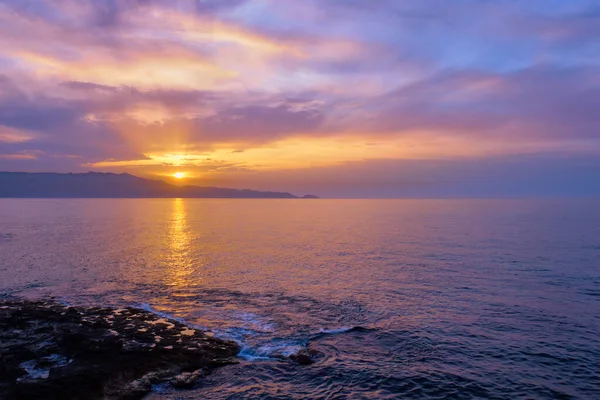 Pôr do sol do mar com céu dramático — Fotografia de Stock