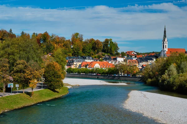 Bad Tolz - pintoresca ciudad turística en Baviera, Alemania en otoño y el río Isar — Foto de Stock