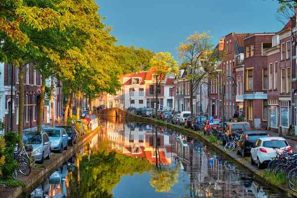 Delt canal with old houses and cars parked along on sunset — Stock Photo, Image