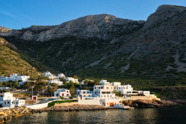 Gün batımında Sifnos adasında geleneksel beyaz evleri olan Kamares kasabası. Yunanistan