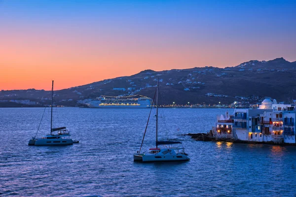 Yunanistan 'ın Mykonos kentinde günbatımı, limanda yolcu gemisi ve yatlarla — Stok fotoğraf