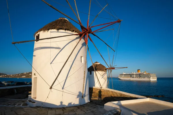 그리스의 키클라데스에 있는 미코노스 섬에 있는 전통적 인 석양 풍차 스톡 사진