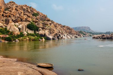 Hampi, Karnataka, Hindistan 'daki Wickerwork Coracle teknesi.