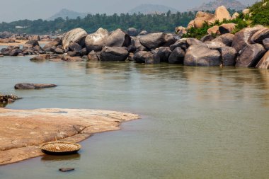 Hampi, Karnataka, Hindistan 'daki Wickerwork Coracle teknesi.