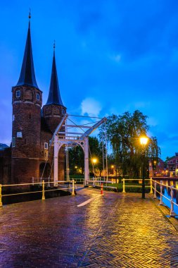 Gece Oostport Doğu Delft Kapısı. Delft, Hollanda