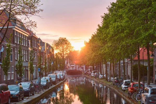 Viltkanaal met oude huizen en auto 's geparkeerd bij zonsondergang — Stockfoto