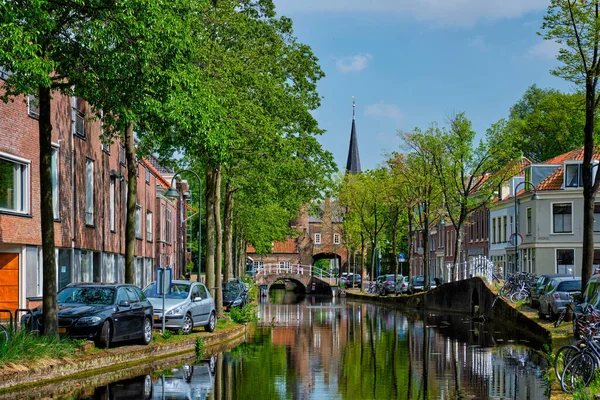 Cars on canal embankment in street of Delft. Delft, Netherlands — Stock Photo, Image