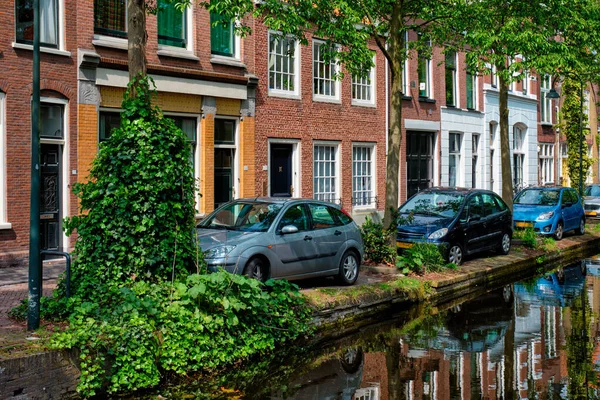 Αυτοκίνητα σε ανάχωμα καναλιού στην οδό Delft. Delft, Κάτω Χώρες — Φωτογραφία Αρχείου