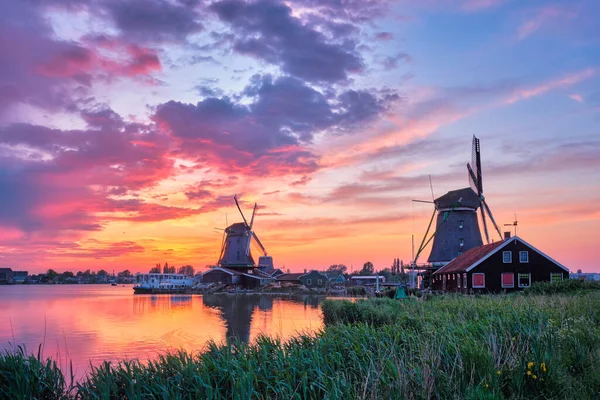 Вітряні млини в Заансе Шанс в Голландії на заході сонця. Zaandam, Nether — стокове фото