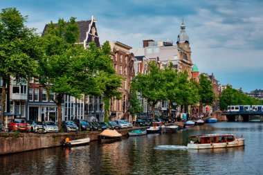 Amsterdam Manzarası - Boad, bridge ve eski evleri olan kanal