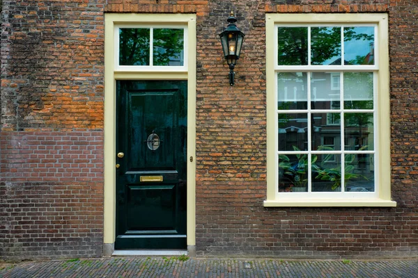 Vieille maison porte et fenêtre. Delft, Pays-Bas — Photo