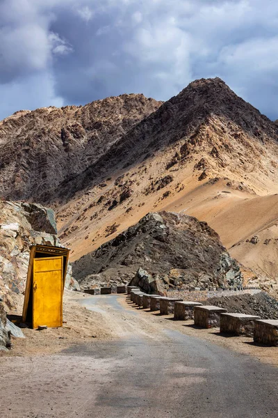 Servizi igienici su strada in Himalaya — Foto Stock