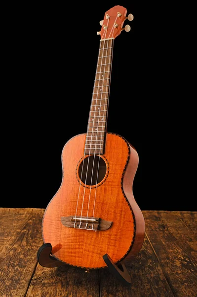 Ukulele Hawaiian gitarr på trä backgroun närbild — Stockfoto