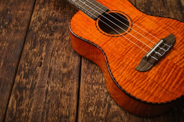 Ukulele กีตาร์ฮาวายบนพื้นหลังไม้ใกล้ — ภาพถ่ายสต็อก