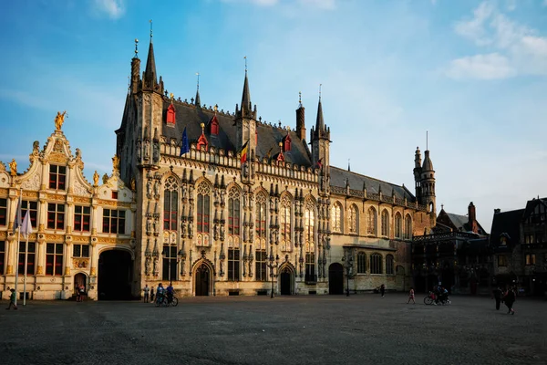 Grote markt square em Bruges, Bélgica ao pôr-do-sol — Fotografia de Stock