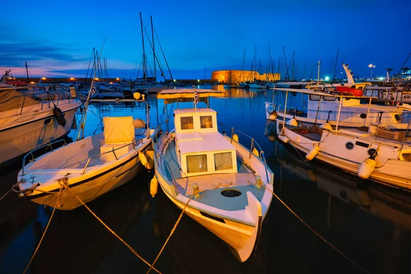 Venetiaans fort in Heraklion en aangemeerde vissersboten, Kreta, Griekenland — Stockfoto