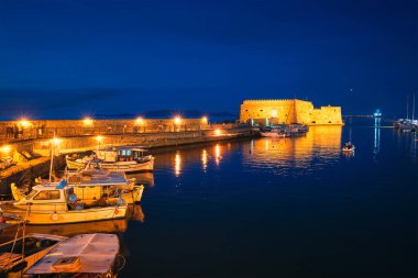 Heraklion Venedik Kalesi ve demirli balıkçı tekneleri, Girit Adası, Yunanistan